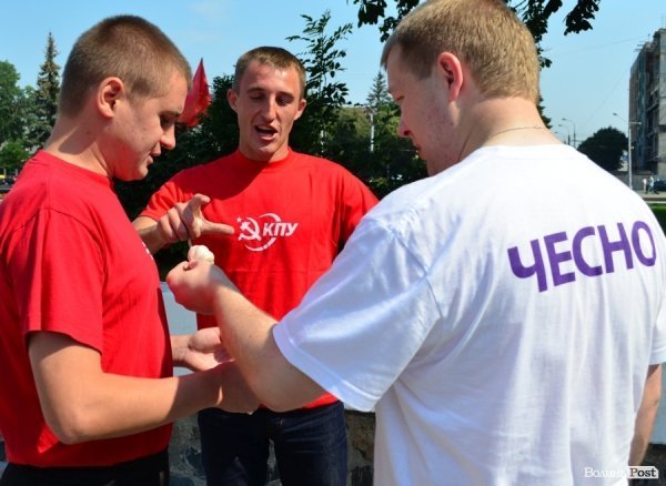 У Луцьку «Чесно» нагодував комуністів часником. ФОТО 