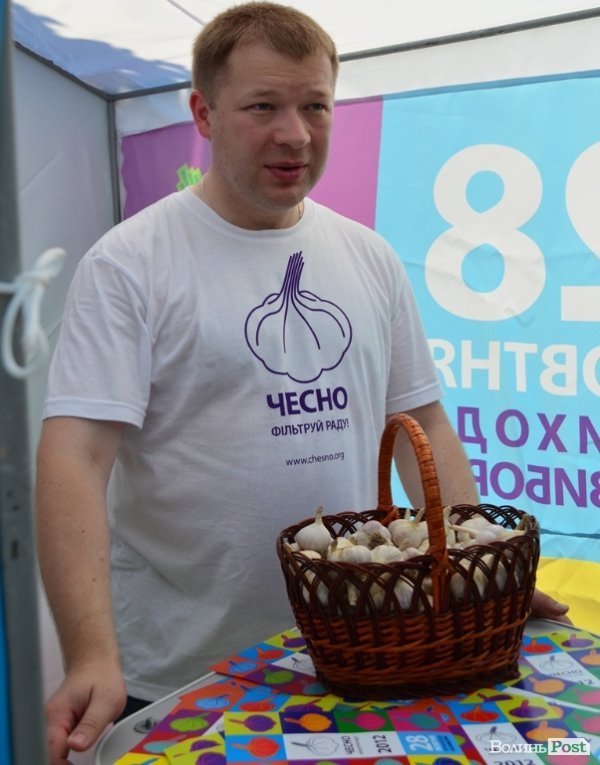 У Луцьку «Чесно» нагодував комуністів часником. ФОТО 