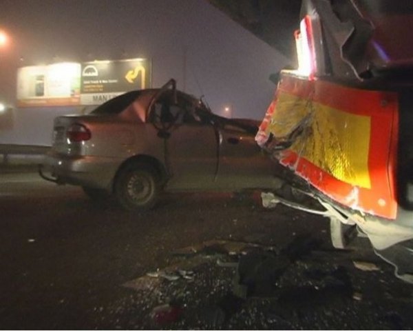 Аварія в Києві: водій легковика дивом вижив після тарану вантажівки. ФОТО. ВІДЕО