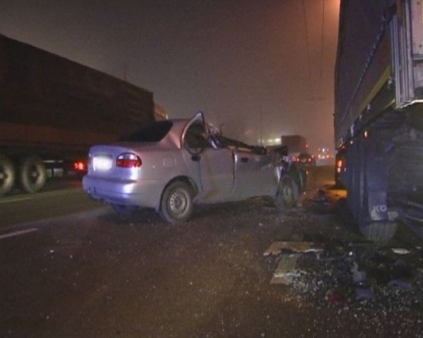 Аварія в Києві: водій легковика дивом вижив після тарану вантажівки. ФОТО. ВІДЕО