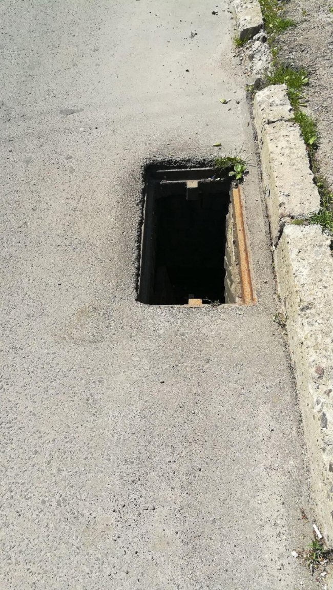 У Луцьку поблизу музичної школи – небезпечна яма. ФОТО