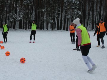 У кучугурах снігу: показали зимове тренування футболістів «Волині». ФОТО, ВІДЕО 