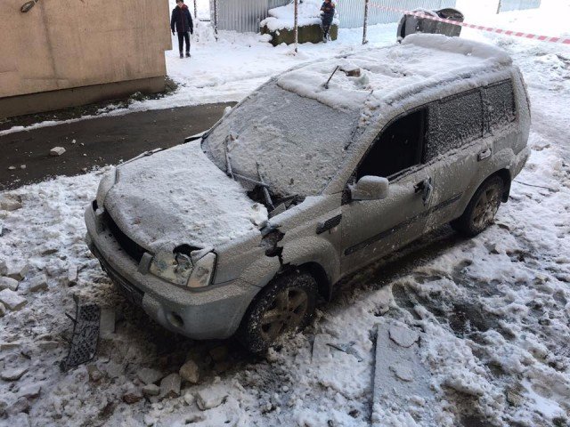 У Луцьку на припарковане авто обвалилась частина будинку