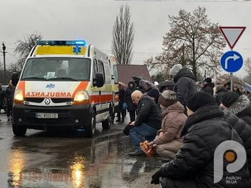 Полеглого Героя на Волині зустріли навколішки