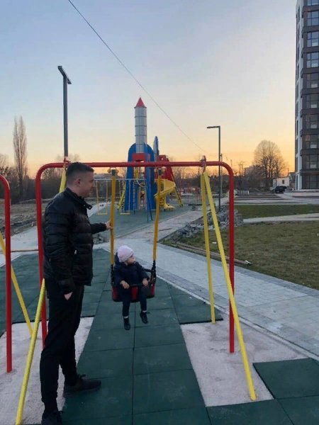 Красуні-доньки із відомими татами з Волині: святкова добірка. ФОТО