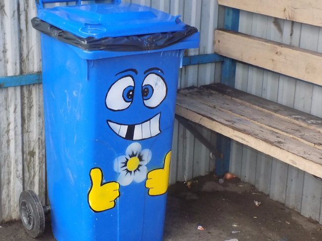 У селі під Луцьком встановили «веселі» і «сумні» сміттєві баки. ФОТО