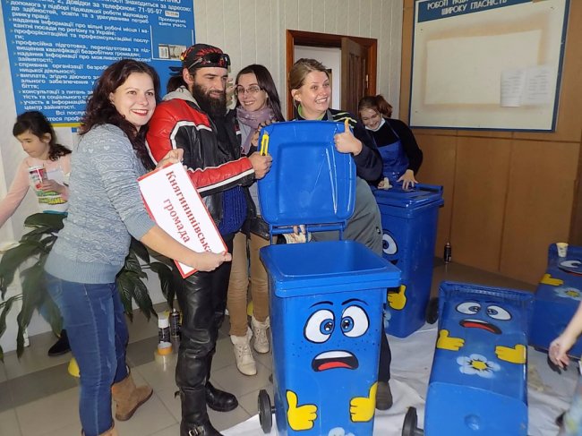 У селі під Луцьком встановили «веселі» і «сумні» сміттєві баки. ФОТО