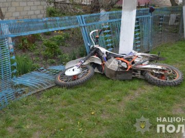 На Волині 22-річний мотоцикліст врізався в електроопору: його госпіталізували