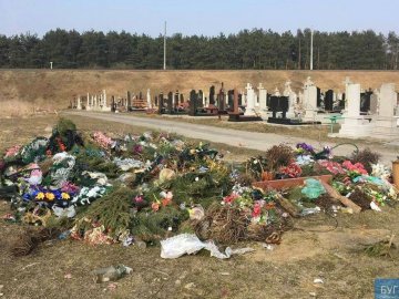 Штучна квітка на могилі – символ неповаги до померлих: пояснення волинського священика 