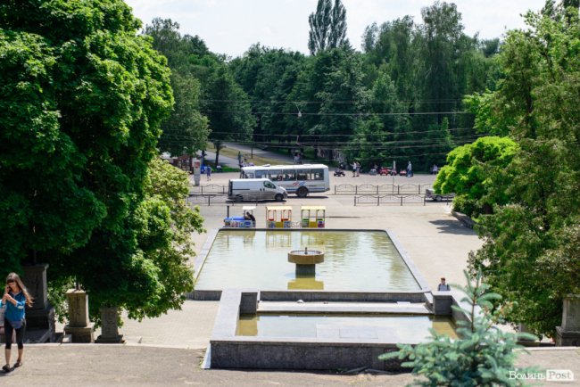 Літній день у центральному парку Луцька. ФОТОРЕПОРТАЖ