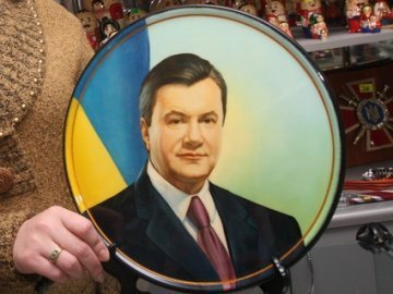 У держустановах Калуша заборонили портрети Януковича