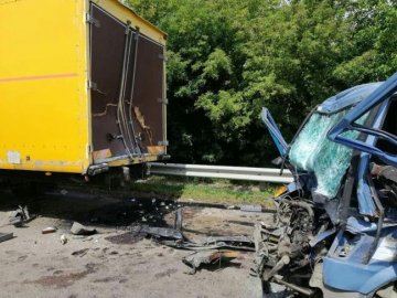 Внаслідок аварії на Рівненщині двох чоловіків затисло в автомобілі. ФОТО