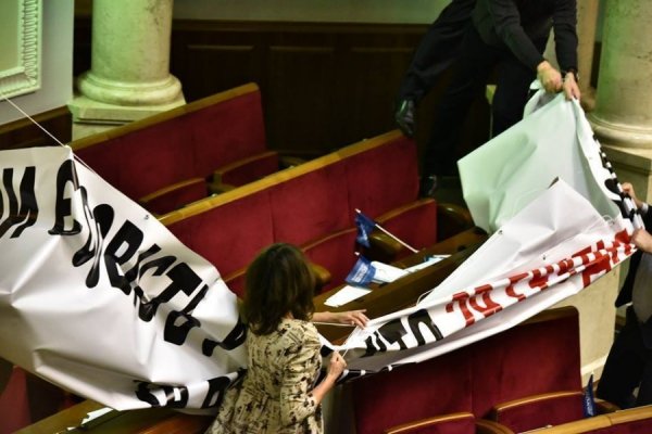 У Верховні Раді - штовханина за участі волинського нардепа. ФОТО