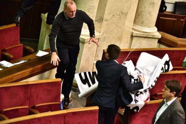 У Верховні Раді - штовханина за участі волинського нардепа. ФОТО