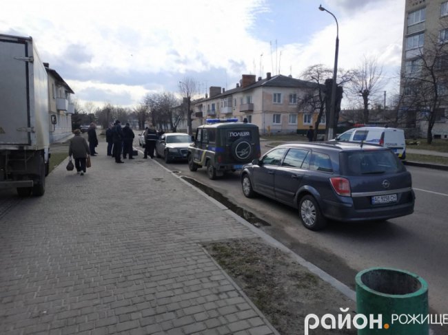 Посеред вулиці у волинському місті затримали аферистів. ФОТО