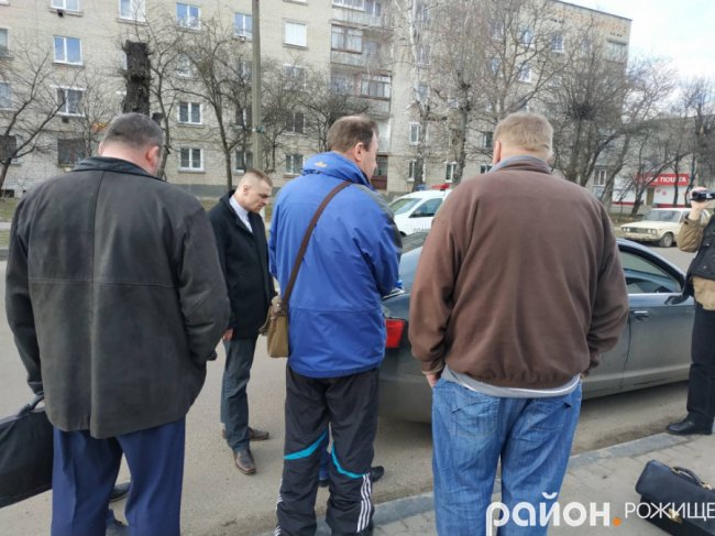 Посеред вулиці у волинському місті затримали аферистів. ФОТО