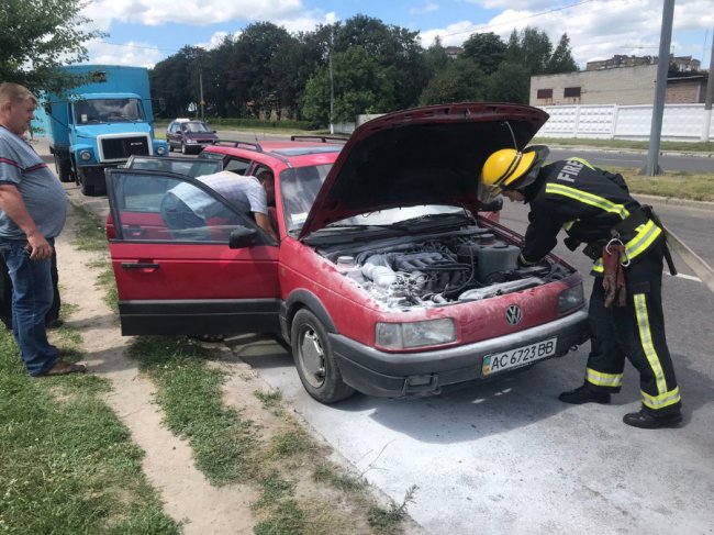 У Луцьку серед білого дня горів Volkswagen. ФОТО