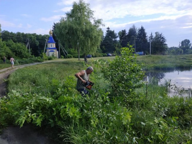 У Ківерцях небайдужі жителі навели лад на березі озера. ФОТО