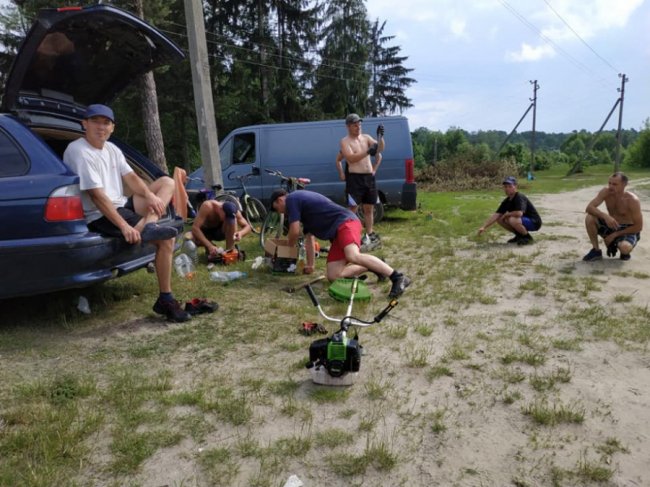 У Ківерцях небайдужі жителі навели лад на березі озера. ФОТО