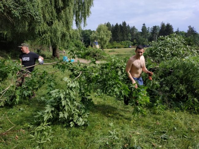 У Ківерцях небайдужі жителі навели лад на березі озера. ФОТО