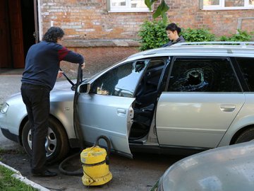 Невідомі розтрощили автомобілі в Нововолинську