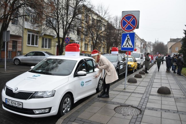 У Луцьку таксисти стали Миколаями і розвозять дітям подарунки. ФОТО