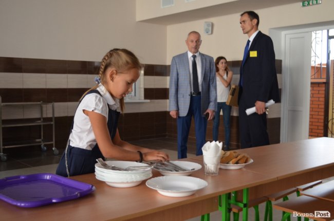 Кольорові стіни, ігрова кімната і басейн: луцька школа №27 зсередини. ФОТО