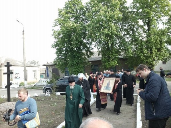 Митрополит Михаїл провів панахиду за загиблими у Волновасі. ФОТО