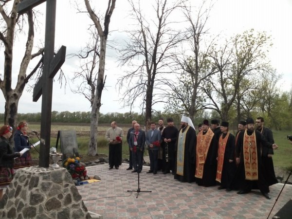 Митрополит Михаїл провів панахиду за загиблими у Волновасі. ФОТО
