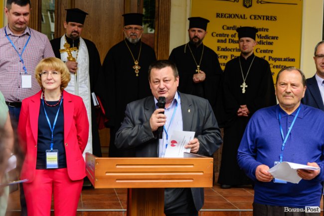 Люди з пересадженими органами посадили біля лікарні у Луцьку Алею життя. ФОТО