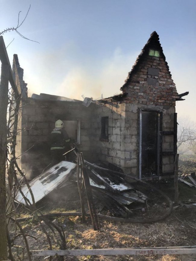 На Волині через спалювання сухої трави згоріло дві дачі. ФОТО
