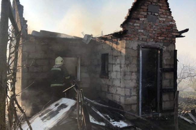 На Волині через спалювання сухої трави згоріло дві дачі. ФОТО