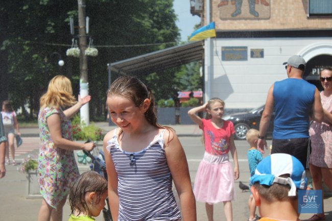 Як у Нововолинську освіжаються під вуличним душем. ФОТО