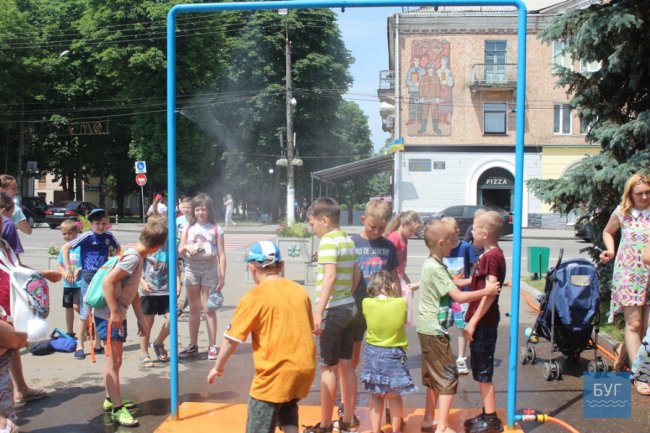 Як у Нововолинську освіжаються під вуличним душем. ФОТО