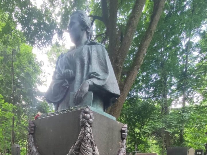 Радянський напис на могилі Лесі Українки буде замінений: подробиці