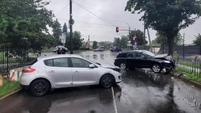Внаслідок ДТП у Луцьку постраждали двоє людей. ФОТО