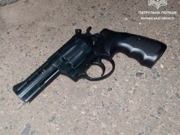 Приставив до скроні пістолет і вимагав віддати документи : повідомили деталі розбою на Волині