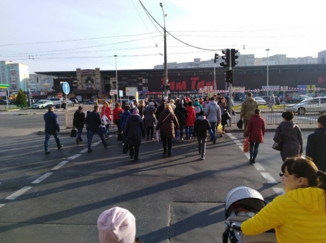 У Луцьку просять розширити пішохідний перехід. ФОТО