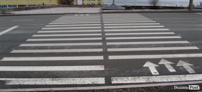 У Луцьку просять розширити пішохідний перехід. ФОТО