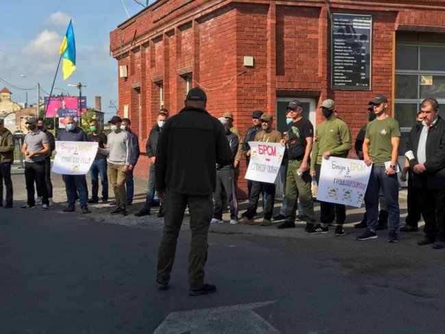 «Правий сектор» мітингував проти будівництва храмів Московського патріархату мережею «БРСМ-нафта»