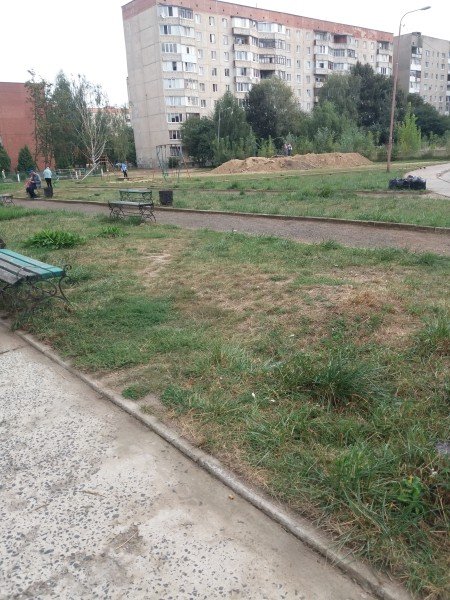 Іржава гойдалка і зламані лавки: у Луцьку нарікають на недоглянутий майданчик. ФОТО