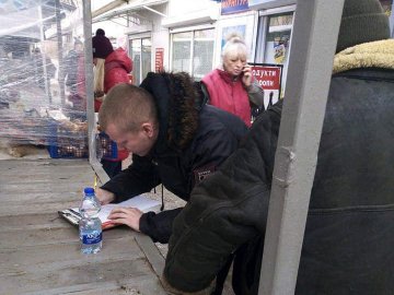 У Луцьку продавця сурогату викрила черга з підозрілих чоловіків