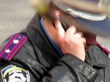 У Луцьку зняли на відео, як телефоном  «відмазалися» від інспектора ДАІ?
