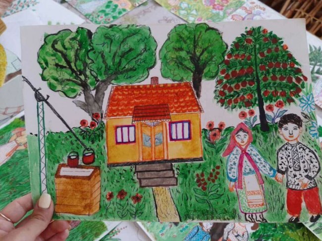 Бабуся з Волині у свої 93 роки створює яскраві малюнки 