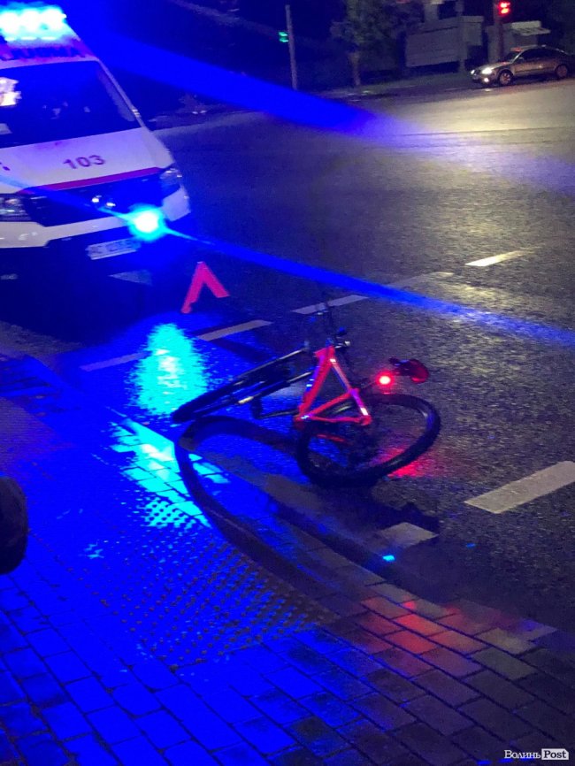 У Луцьку на Соборності - ДТП: автівка збила велосипедиста.ФОТО