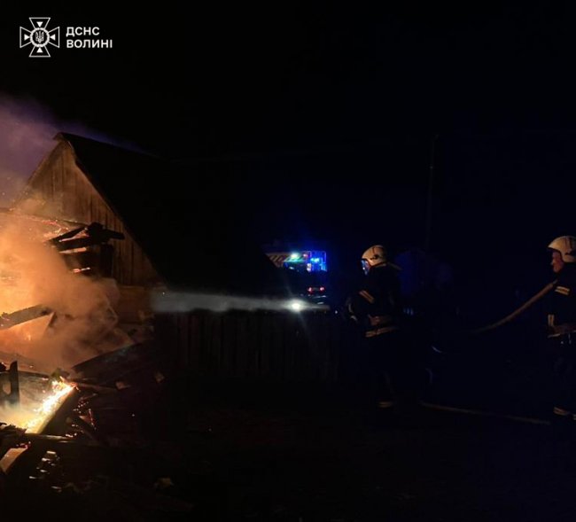 На Волині горіли житловий будинок та дерев`яний хлів