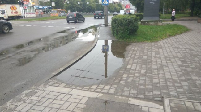 «Це така задумка?» - лучанин про калюжі на «зебрі»