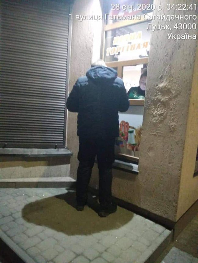 У Луцьку викрили продавця, який вчетверте продавав алкоголь вночі. ФОТО