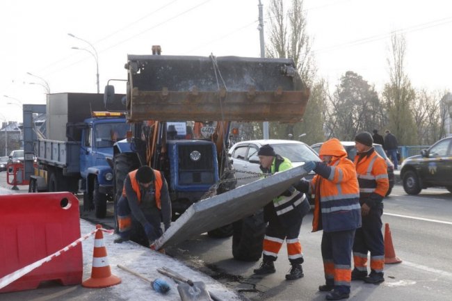 У Києві провалилася частина мосту. ФОТО