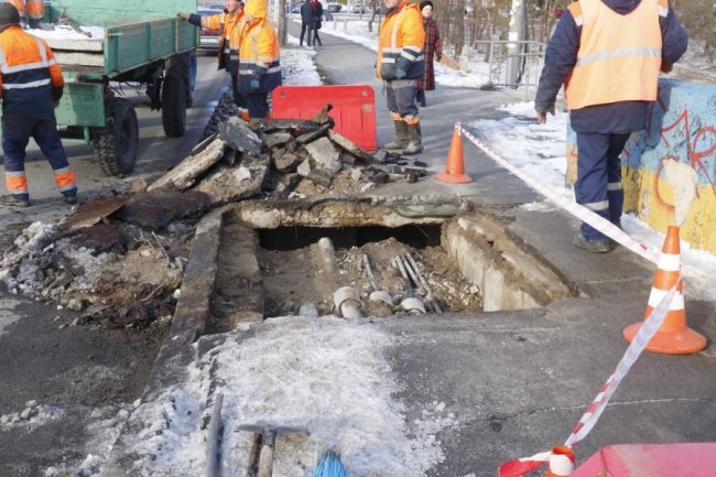 У Києві провалилася частина мосту. ФОТО